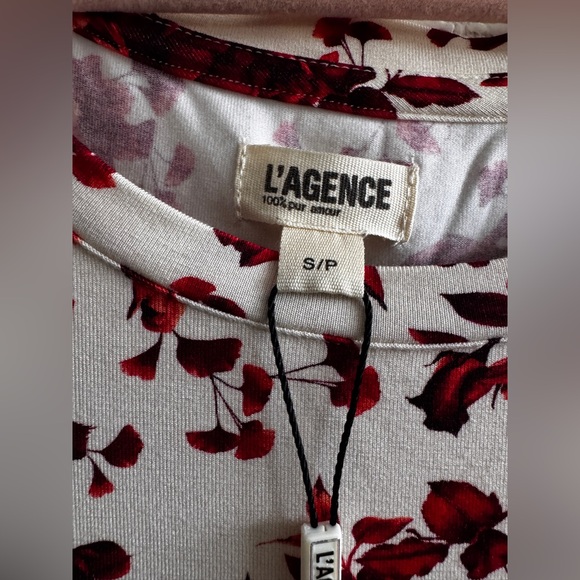 NEW L'AGENCE ressi fitted tee in black/red baroque floral - Picture 9 of 10